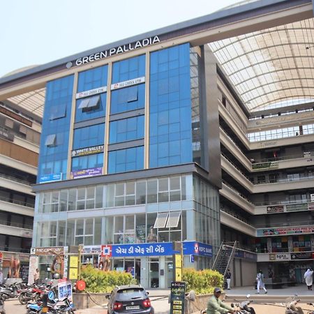 Hotel Gold Palace Inn Surat Exterior foto
