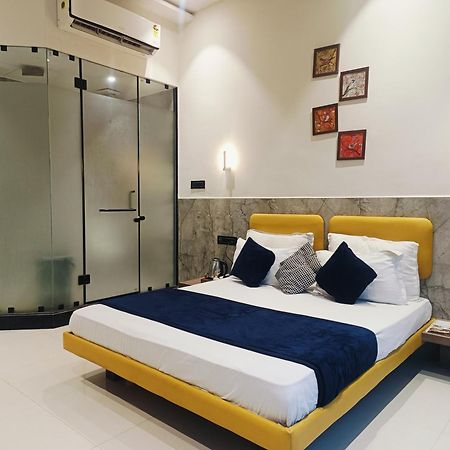 Hotel Gold Palace Inn Surat Exterior foto