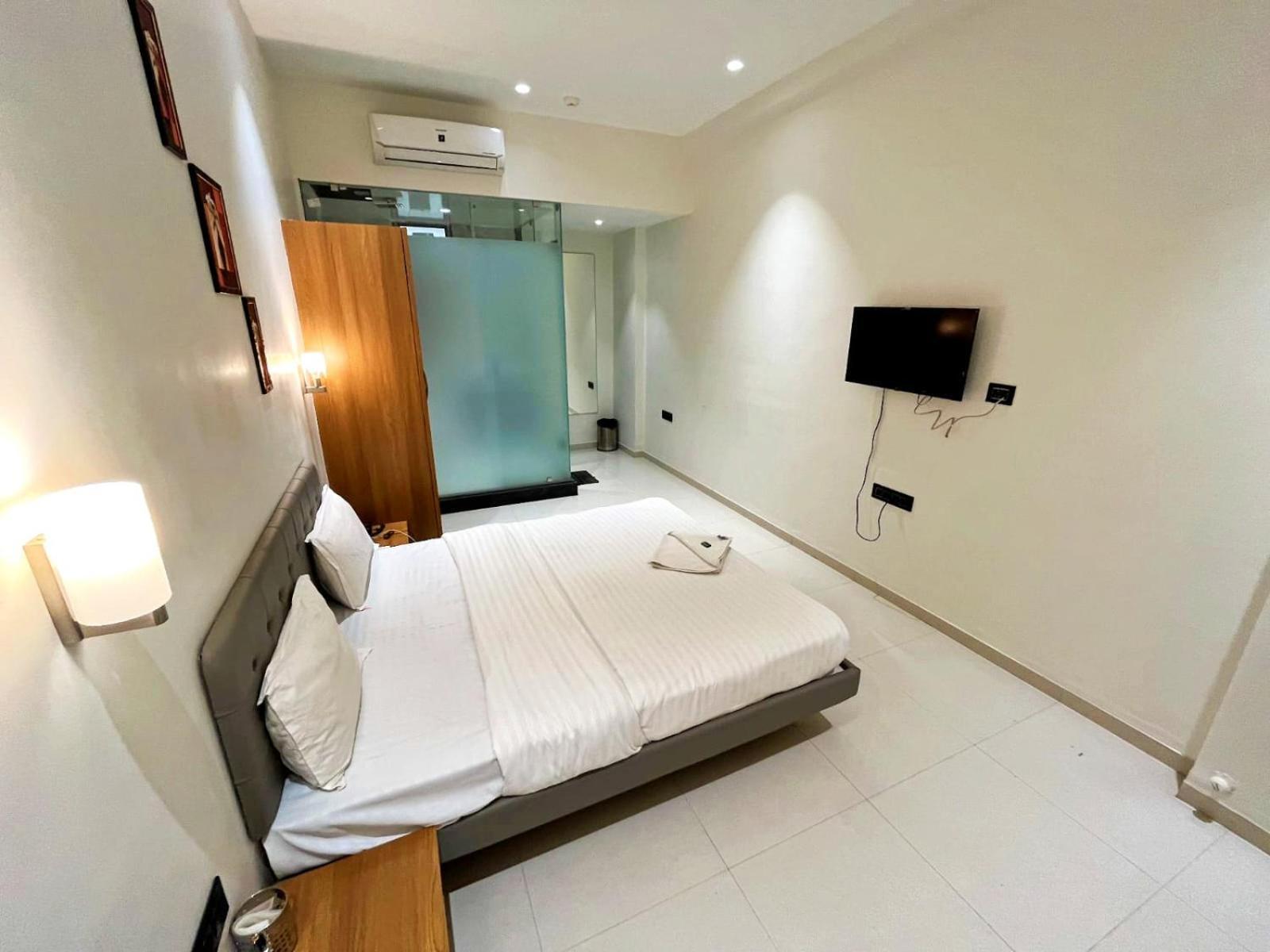 Hotel Gold Palace Inn Surat Exterior foto