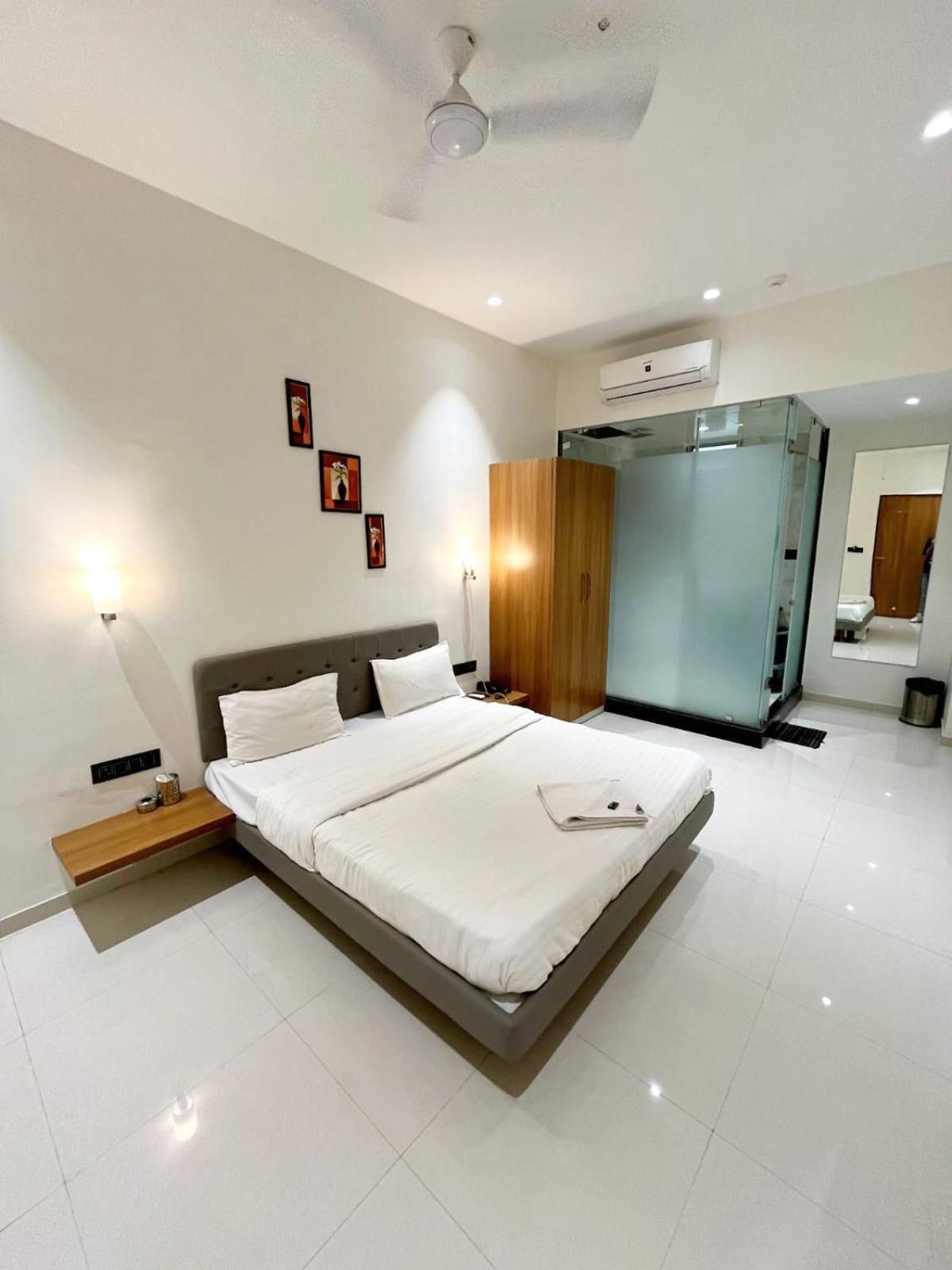 Hotel Gold Palace Inn Surat Exterior foto